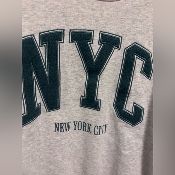 Hollister NYC Graphic Crewneck Sweatshirt Gray Oversized Pullover Women's S - Picture 2 of 5